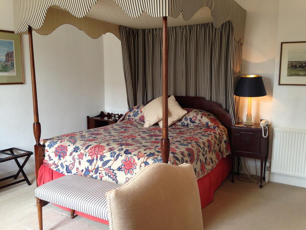 The Royal Hotel Comrie Room photo